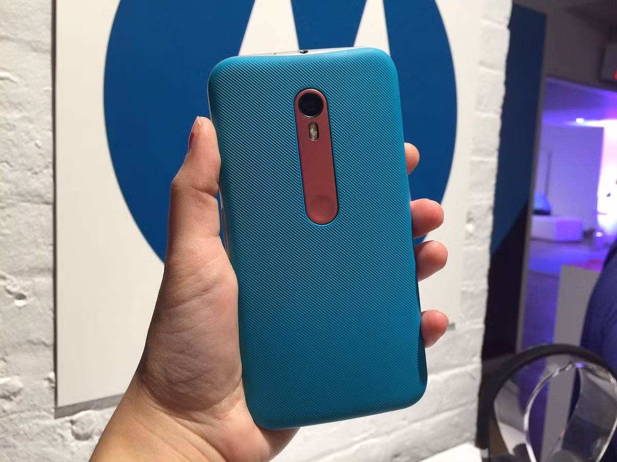  16. Moto G3. Nếu bạn đang muốn dùng một chiếc smartphone Android chuẩn với giá hời thì Moto G là một sự lựa chọn. Moto G3 không phải chiếc smartphone có cấu hình mạnh nhưng đủ cho nhu cầu sử dụng trung bình trong khi nó đánh bại các đối thủ tầm trung về giá. Bạn cũng có thể đợi Moto G4 sẽ ra mắt trong vài tháng tới. Giá bán: 165 USD 