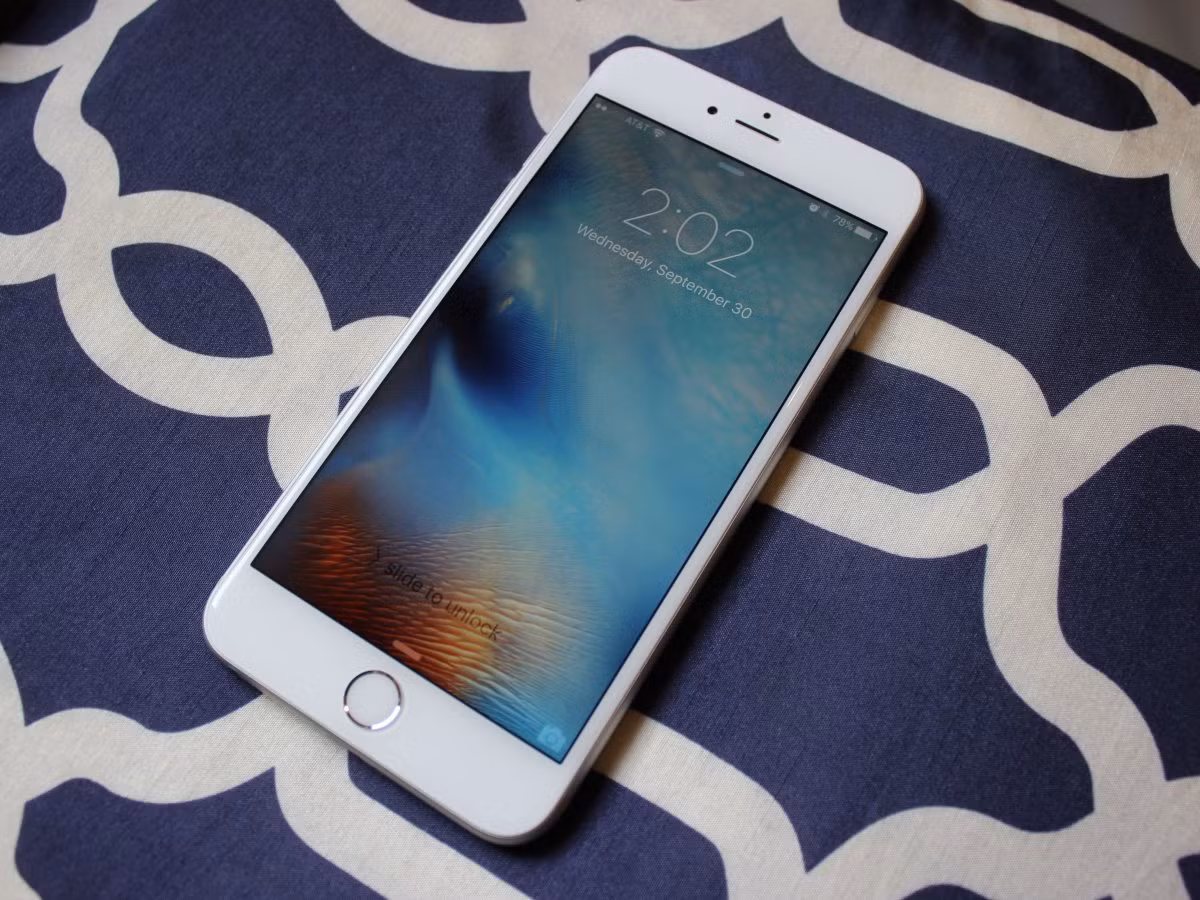  2. iPhone 6S Plus. iPhone 6S Plus được coi là chiếc smartphone màn hình lớn tốt nhất hiện nay. Tuy hình thức không khác mấy so với iPhone 6 Plus nhưng chip A9 biến nó thành một trong những chiếc smartphone mạnh mẽ nhất hiện nay. Giá bán: 749 USD 