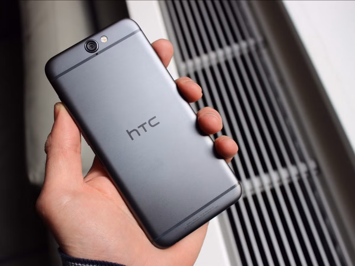  15. HTC One A9. One A9 có hình thức khá giống với iPhone nhưng sự khác biệt nằm ở bên trong. One A9 có là chiếc smartphone có thiết kế phần cứng cao cấp. Nếu không ngại nó có thể nhầm lẫn với iPhone thì One A9 là một chiếc smartphone Android tuyệt vời. Giá bán: 400 USD 