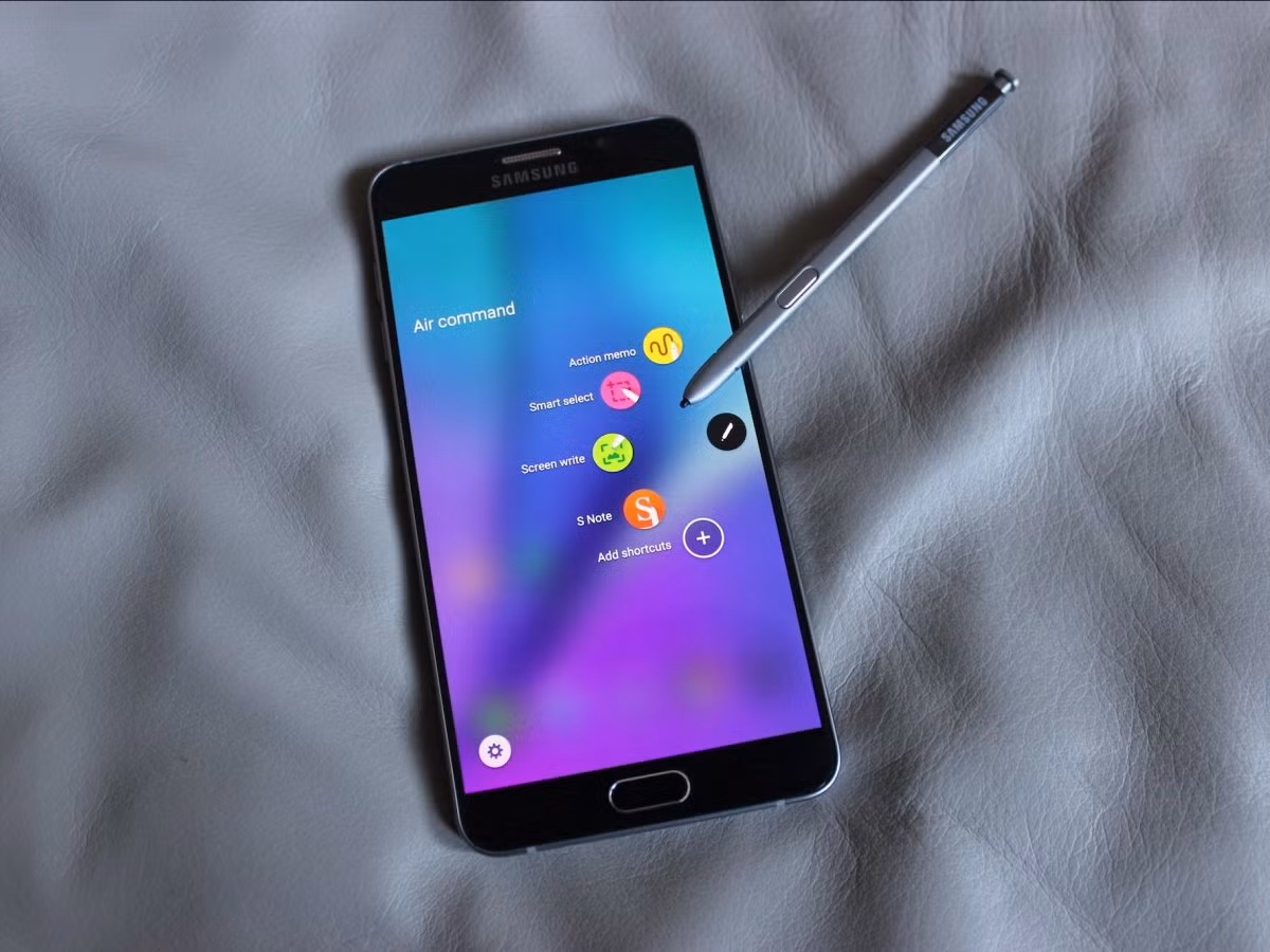  10. Samsung Galaxy Note 5. Galaxy Note 5 vẫn là một sát thủ của dòng điện thoại màn hình lớn. Giống như các phiên bản Note trước, nó có một màn hình ngoại cỡ sống động và chiếc bút stylus để ghi chú. Thiết kế đẹp với sự kết hợp kim loại và kính. Giá bán: 519 USD 