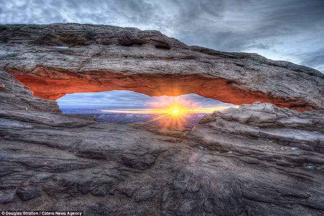 Ve dep hung vi cua thien nhien qua khe nui hinh anh 1