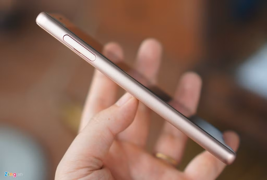 So với Xperia Z5 thì rõ ràng, X Performance cho cảm giác cầm thoải mái hơn hẳn. Về cấu hình, thiết bị này cũng sánh ngang với các smartphone đình đám hiện nay khi sở hữu con chip Qualcomm Snapdragon 820, RAM 3 GB và dung lượng lưu trữ 32 GB.