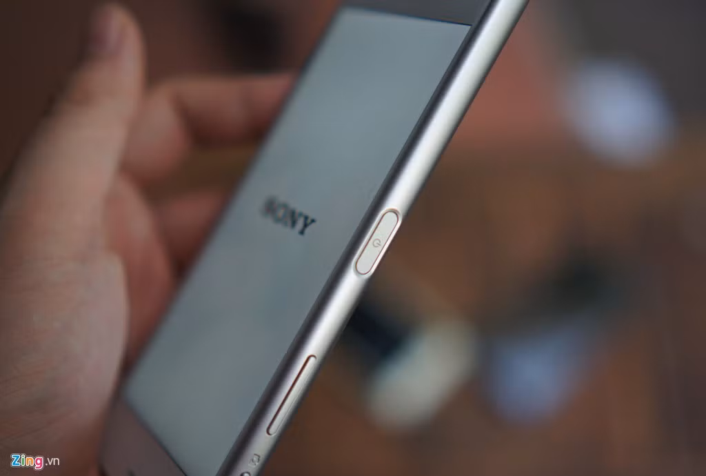 Nút cảm biến vân tay được đặt ở cạnh bên, giống Xperia Z5. Sony là hãng duy nhất đặt cảm biến vân tay ở vị trí này. Thông thường, các hãng di động sẽ đặt bên dưới phần màn hình hoặc sau lưng của máy.