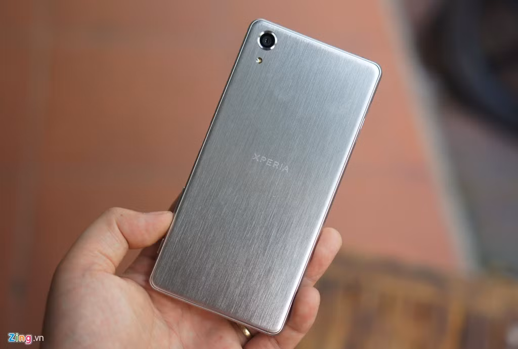 Cùng một màu sắc nhưng so với các máy có mặt trên thị trường, màu của Xperia X Performance có nét độc đáo riêng. Chẳng hạn, bản màu bạc này có mặt lưng dạng phay xước khá nổi bật.