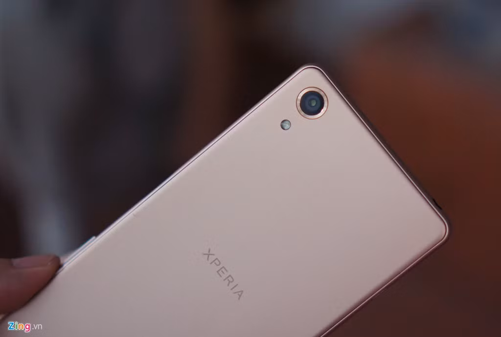 Đây là một trong số ít smartphone đầu bảng không sử dụng camera lồi hiện nay. Cũng do đó, độ mỏng của sản phẩm bị đẩy lên 8,7mm. So với một số sản phẩm cao cấp hiện nay, độ mỏng này rõ ràng không ấn tượng.