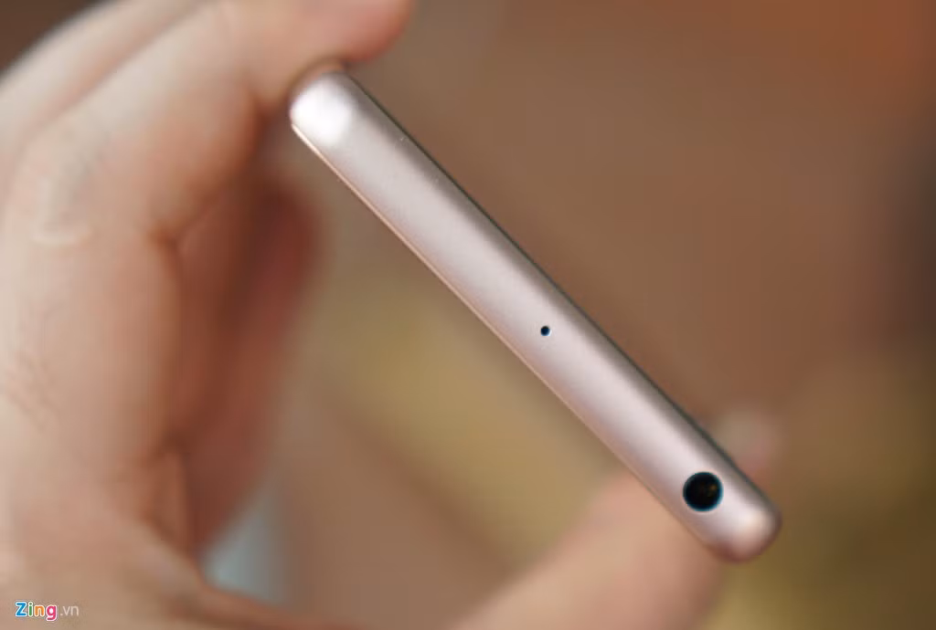Mức gía 14,5 triệu đồng của máy chỉ cao hơn đôi chút so với Xperia X hàng chính hãng. Nhiều khả năng, giá bán của máy sẽ giảm thêm trong thời gian tới.