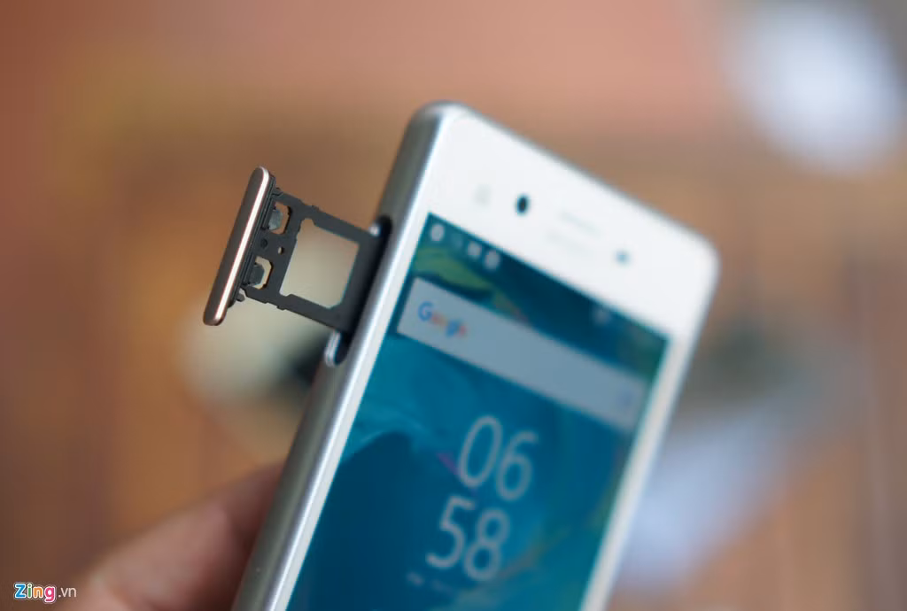 Khay SIM dùng chất liệu nhựa, khá dài và không dễ tháo lắp. Xperia X Performance sử dụng camera sau 23 megapixel, công nghệ lấy nét theo chuyển động trong khi camera trước có độ phân giải 13 megapixel.