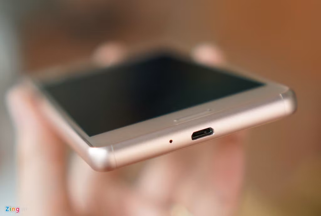 Máy sử dụng viên pin 2.700 mAh với công nghệ sạc nhanh (60% pin sau 30 phút sạc). Dung lượng pin của Xperia X Performance không lớn nhưng với việc, máy chỉ dùng màn hình 5 inch Full HD, người dùng không phải quá lo lắng.