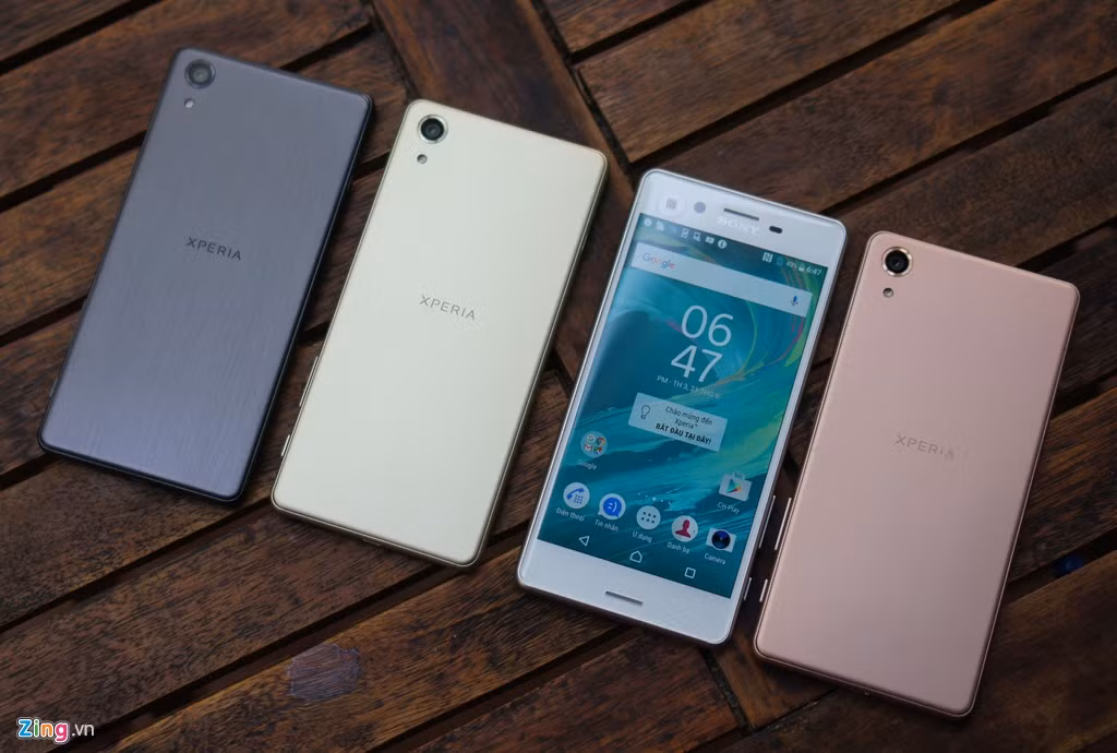 Người dùng Việt Nam có thể sẽ không có cơ hội sở hữu điện thoại Sony Xperia X Performance dưới dạng chính hãng. Rất may mắn là họ vẫn có thể mua về sản phẩm này theo đường xách tay. Những chiếc Xperia X Performance đầu tiên vừa được đưa về nước với giá 14,5 triệu đồng (tham khảo tại cửa hàng ClickBuy, Hà Nội). Máy có đầy đủ các màu gồm vàng hồng, vàng chanh, xám và bạc.