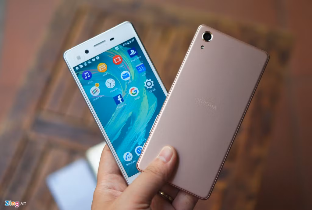 Xperia X Performance không mang lại tiếng "wow" cho người dùng khi lần đầu tiên cầm vào sản phẩm, thay vào đó là cảm giác quen thuộc trên một số model dòng Z trước đây. Thực tế, Sony đã thay đổi ngôn ngữ thiết kế của máy với vỏ kim loại thay cho mặt kính. Cầm trên tay, X Performance tỏ ra vừa vặn, ôm tay và khá nhỏ gọn.