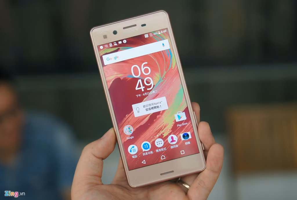 Sở hữu một bộ theme mới nhưng nhìn chung, các trải nghiệm cơ bản trên Xperia X Performance không khác biệt so với dòng Z trước đây. Độ mượt mà của sản phẩm là không cần bàn cãi bởi máy có cấu hình mạnh. Tuy nhiên, những người muốn tìm kiếm thứ gì đó mới lạ, khác biệt có thể sẽ cảm thấy thất vọng với X Performance.