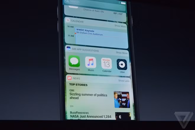  Widget On Lockscreen: Hệ điều hành iOS 10 cũng bổ sung thêm các widget quan trọng ngoài màn hình khoá, giúp người dùng truy cập nhanh các tính năng mà không cần đăng nhập vào máy. Chỉ cần vuốt ngón tay từ mép bên trái màn hình sang phải, hàng loạt các widget sẽ hiện ra.