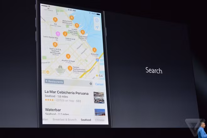  Apple Maps tiện lợi hơn: iOS 10 mang đến các tính năng tìm kiếm địa điểm và dẫn đường xe hơi trên Apple Maps. Người dùng còn có thể đặt suất ăn tại nhà hàng vào các khung giờ khác nhau ngay trên Maps, lên lộ trình di chuyển với Uber và thanh toán tất cả qua Apple Pay.