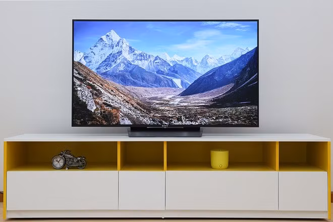  Sony Bravia KD-55X8500D (36 triệu đồng). Chiếc TV này có thiết kế kim loại siêu mỏng (phần dày nhất 4,4 cm), màn hình 55 inch rộng rãi với độ phân giải 4K HDR. Với việc sử dụng hệ điều hành Android, người dùng có thể tải các ứng dụng giải trí từ Google Play. KD-55X8500D cũng sử dụng remote tích hợp micro hỗ trợ tìm kiếm bằng giọng nói tiếng Việt khá chính xác.