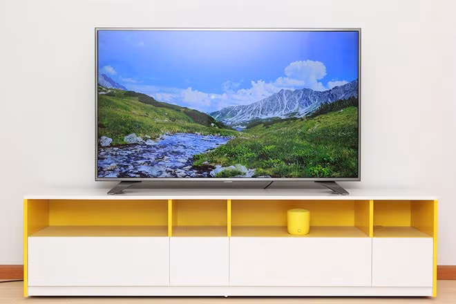  LG Smart TV 60UH650T (41 triệu đồng). Với màn hình 60 inch, độ phân giải 4K (3.840 x 2.160 pixel) cùng tần số quét 200Hz (tốc độ TV hiển thị hình ảnh trong một giây), chiếc TV này thuộc dòng màn hình phẳng có thiết kế khung tranh, dễ dàng bố trí trong phòng cho phù hợp với các món nội thất khác. Năm nay, LG cho ra mắt khá nhiều dòng TV mới tại Việt Nam nhưng các model đầu bảng của họ, sử dụng màn hình OLED vẫn đang chờ ngày lên kệ.