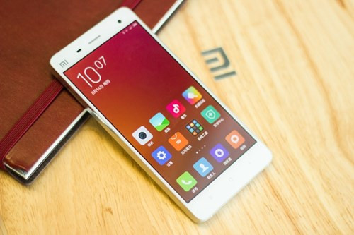  Xiaomi Mi 4 - 3 triệu đồng. Mi 4 vừa mới được bán ở Việt Nam theo dạng chính hãng. Nhưng trước đó, smartphone Trung Quốc này bán khá chạy ở thị trường xách tay, nhờ giá rẻ mà cấu hình cao. Smartphone giá rẻ của Xiaomi được trang bị chip Snapdragon 801 và có màn hình Full HD 5 inch cùng thiết kế khung viền kim loại. Phiên bản chính hãng 3 triệu đồng có RAM 2GB.
