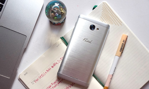  Alcatel Flash Plus 2 - 3,2 triệu đồng. Không dùng chip Snapdragon 801 hay 615, Flash Plus 2 sở hữu chip 8 nhân hiệu năng cao Helio P10 của MediaTek. Bù lại, sản phẩm có giá chỉ hơn 3 triệu đồng. Ngoài ra, còn được trang bị vỏ kim loại, màn hình 5,5 inch Full HD và chạy Android 6.0. Smartphone của Alcatel cũng có tuỳ chọn RAM 2GB hoặc 3GB và có giá 3 đến 4 triệu đồng.