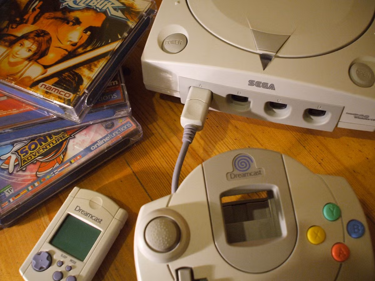 Máy chơi game console Sega Dreamcast khi ra đời cuối năm 1999 đã thu về lực lượng người hâm mộ hùng hậu. Song, chưa đầy 2 năm sau, tháng 3/2011, Sega tuyên bố ngừng sản xuất Dreamcast và cũng rời bỏ hoàn toàn ngành game console.