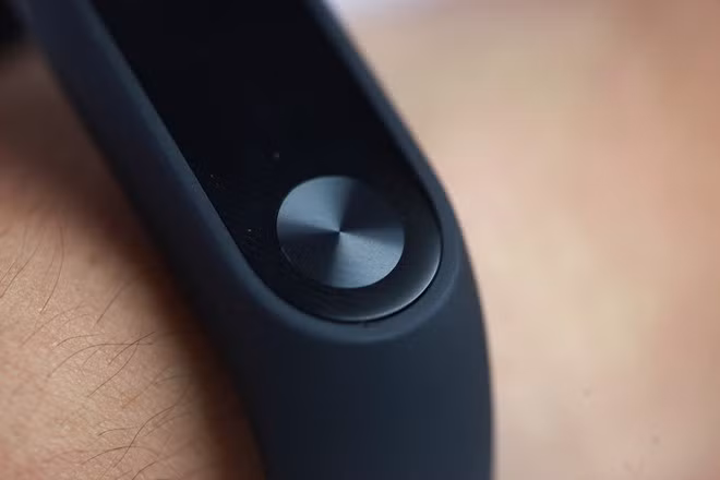 Tại Việt Nam, những chiếc đồng hồ thông tin không gây được ấn tượng mạnh bởi giá thành cao, trong khi tính năng chưa đột phát. Trong khi đó, những thiết bị đeo tay, theo dõi sức khỏe lại được nhiều người quan tâm. Chúng có giá rẻ, đáp ứng tốt tính năng cơ bản.