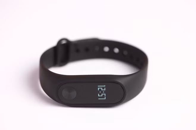 Màn hình này được làm chống xước, chống bám mồ hôi. Bản thân chiếc Mi Band 2 cũng là một thiết bị chống nước.