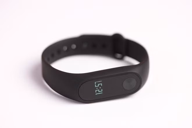 Nâng cấp đáng chú ý nhất của sản phẩm này so với thế hệ trước là phần màn hình 0,42 inch dùng công nghệ OLED. Màn hình này hiển thị các thông số cơ bản như giờ, nhịp tim và bước chân. Để chuyển đổi giữa các thông số, người dùng ấn vào phần nút tròn trên màn hình.