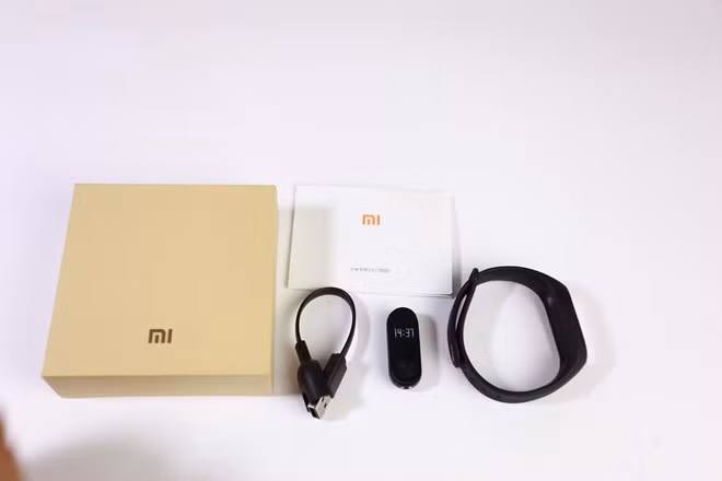 Hộp đựng của Mi Band 2 khá đơn giản. Phụ kiện đi kèm với nó chỉ có sách hướng dẫn và cáp sạc. Mi Band 2 có phần lõi và dây đeo tách biệt.