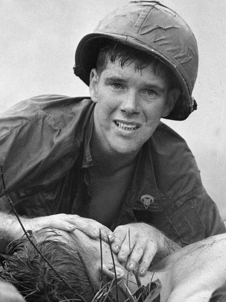 Bác sĩ quân y James E. Callahan của Sư đoàn Bộ binh số 1 hô hấp nhân tạo cho một đồng đội bị thương nặng tại Lai Khê (Bình Dương) năm 1967.