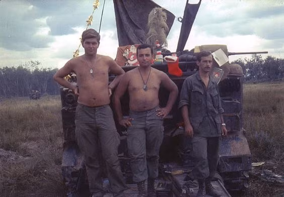 "Anh Cả Đỏ" chụp ảnh lưu niệm dịp Giáng Sinh gần núi Bà Đen, Tây Ninh.