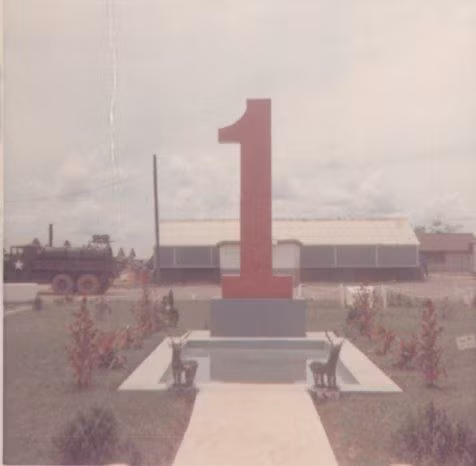 Biểu tượng của Sư đoàn Bộ binh số 1 - Sư đoàn Anh Cả Đỏ của Mỹ tại đại bản doanh ở Biên Hòa thời chiến tranh Việt Nam.