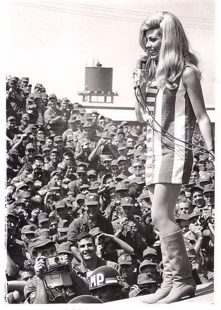 Nữ ca sĩ Nancy Sinatra biểu diễn phục vụ lính Mỹ tại Sư đoàn Bộ binh số 1.