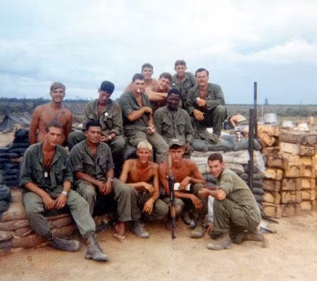 Một nhóm binh sĩ thuộc Sư đoàn Anh Cả Đỏ chụp ảnh lưu niệm tại căn cứ, 1968.