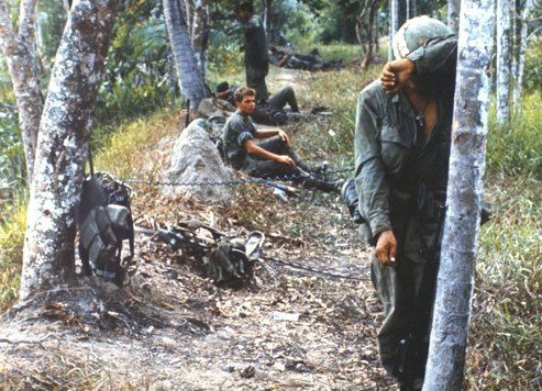 Phút nghỉ ngơi của binh lính Sư đoàn Anh Cả Đỏ trong một chiến dịch ở Long Bình (Đồng Nai) năm 1969.