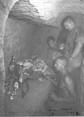 Lính Anh Cả Đỏ kiếm tra các thiết bị ý tế tàng trữ trong một hầm ngầm của quân đội Giải phóng trong chiến dịch Junction City, 1967.