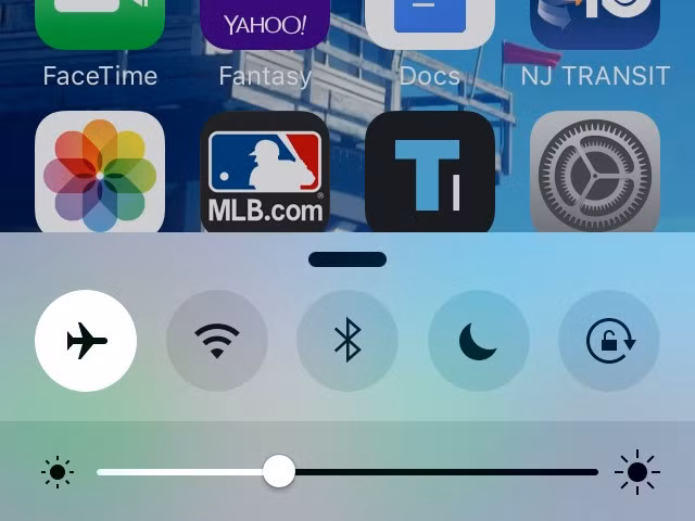  Bật “Airplane Mode” hoặc Low Power Mode: Khi Airplane Mode được bật, iPhone ngắt mọi kết nối không dây bao gồm Wi-Fi, Bluetooth hay kể cả mạng di động. Chế độ này giúp điện thoại giảm tiêu tốn năng lượng vì không phải thông báo tin nhắn, cuộc gọi hay đẩy nội dung từ Facebook, email... về máy. Từ đó giúp tăng tốc độ sạc pin. Hạn chế của Airplane mode là người dùng không thể nhận cuộc gọi, tin nhắn. Do đó, Apple cũng cung cấp “Low Power Mode” trên iOS 9 và người dùng có thể chuyển iPhone qua chế độ này để sạc nhanh hơn.