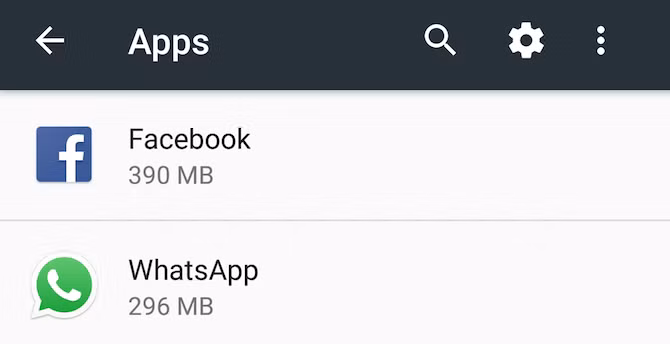  4. Facebook chiếm nhiều bộ nhớ. Cũng trong báo cáo của AVG, Facebook tiếp tục đứng đầu danh sách các ứng dụng chiếm dụng nhiều bộ nhớ thiết bị nhất. Biên tập viên trang MakeUseOf cho biết dù không sử dụng Facebook trên di động nhiều nhưng lượng bộ nhớ chiếm dụng của nó thậm chí còn cao hơn Chrome, Twitter hay WhatsApp, các ứng dụng mà anh sử dụng nhiều nhất. 