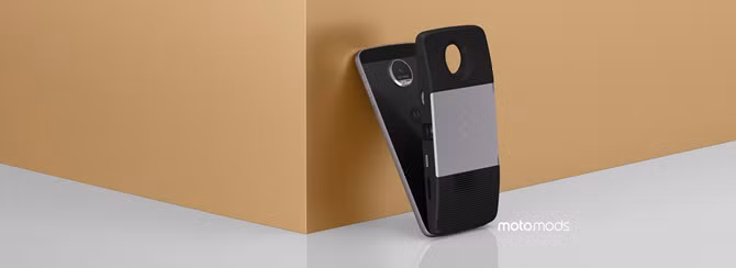 Insta-Share Mod cũng được tích hợp một viên pin nhỏ có năng lượng đủ cho điện thoại trụ thêm khoảng 1 giờ. Với chân điều chỉnh góc độ, mô-đun máy chiếu này sẽ lắp ghép với Moto Z/Z Force bằng nam châm và chân kết nối dữ liệu ở mặt sau, có thể lắp trực tiếp không cần tắt nguồn điện thoại.