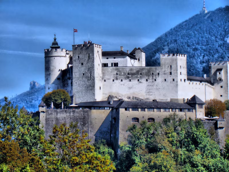 Biến cố lịch sử đáng ghi nhớ nhất của lâu đài là cuộc vây hãm trong chiến tranh nông dân Đức năm 1525, khi những người nổi dậy cố gắng lật đổ Hoàng tử - Đức Tổng Giám mục Matthäus Lang cố thủ trong lâu đài. Ảnh: E-perpustakaan.com