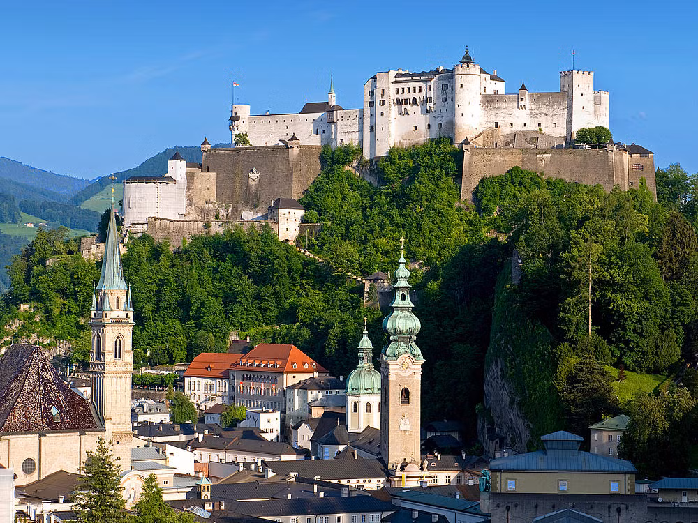 Nằm ở bang Salzburg của nước Áo, lâu đài Hohensalzburg nổi tiếng thế giới vì lịch sử lâu đời cũng như nét độc đáo trong kiến trúc. Ảnh: Salzburg.citysam.de