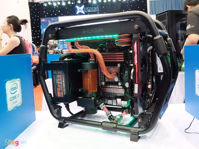 Tương tự ý tưởng trên, case ID-Stream cũng sử dụng các tông màu nổi bật cho đường tản nhiệt nhằm tạo sự nổi bật, hầm hố cho nội thất. Bộ máy hướng tới game thủ với Chip Intel Core i7-6700k, RAM 32 GB, VGA Palit GTX 1080.