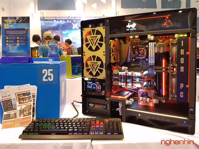 Dàn case máy tính của In Win với tông màu đỏ từ tản nhiệt chất lỏng đến đèn LED - IRON PC: Cấu hình vi xử lý Core i7 6700K, RAM 16GB, GPU: GTX 960 SLI, SSD 256GB Samsung.
