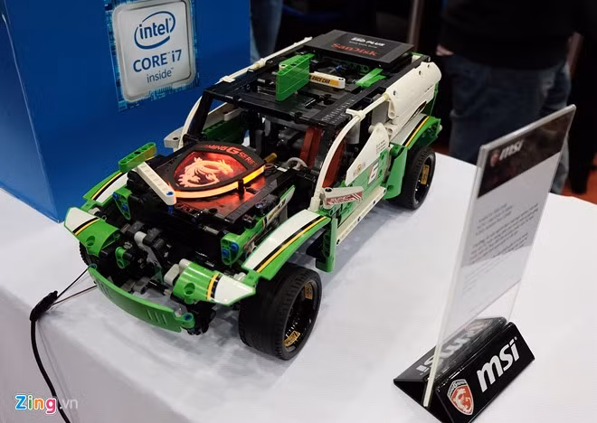 Những bộ case máy tính độ này nằm trong chương trình của Intel, diễn ra cuối tuần tại TP HCM. Tác phẩm Techni Cubi Lego được làm từ mô hình xe Lego với kích thước khá nhỏ bé. Bên trong, thiết bị mang sức mạnh của một Mini PC với vi xử lý Intel Core i3 5005U, RAM 4 GB và ổ SSD 120 GB.