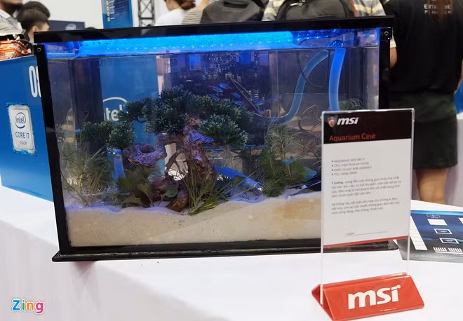 Chiếc case bể kính với những chú cá và tiểu cảnh bên trong. Tác giả cho biết ý tưởng hướng đến người làm văn phòng, cần sự xanh mát trong không gian làm việc.