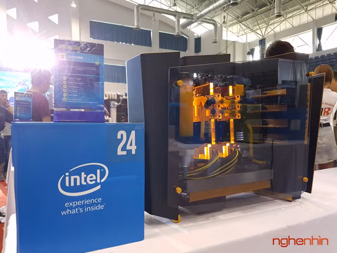 Dàn máy với tên gọi Golden S-Frame: Vi xử lý Core i7 6700K, RAM Corsair 32GB, GTX 980 Ti Strix.