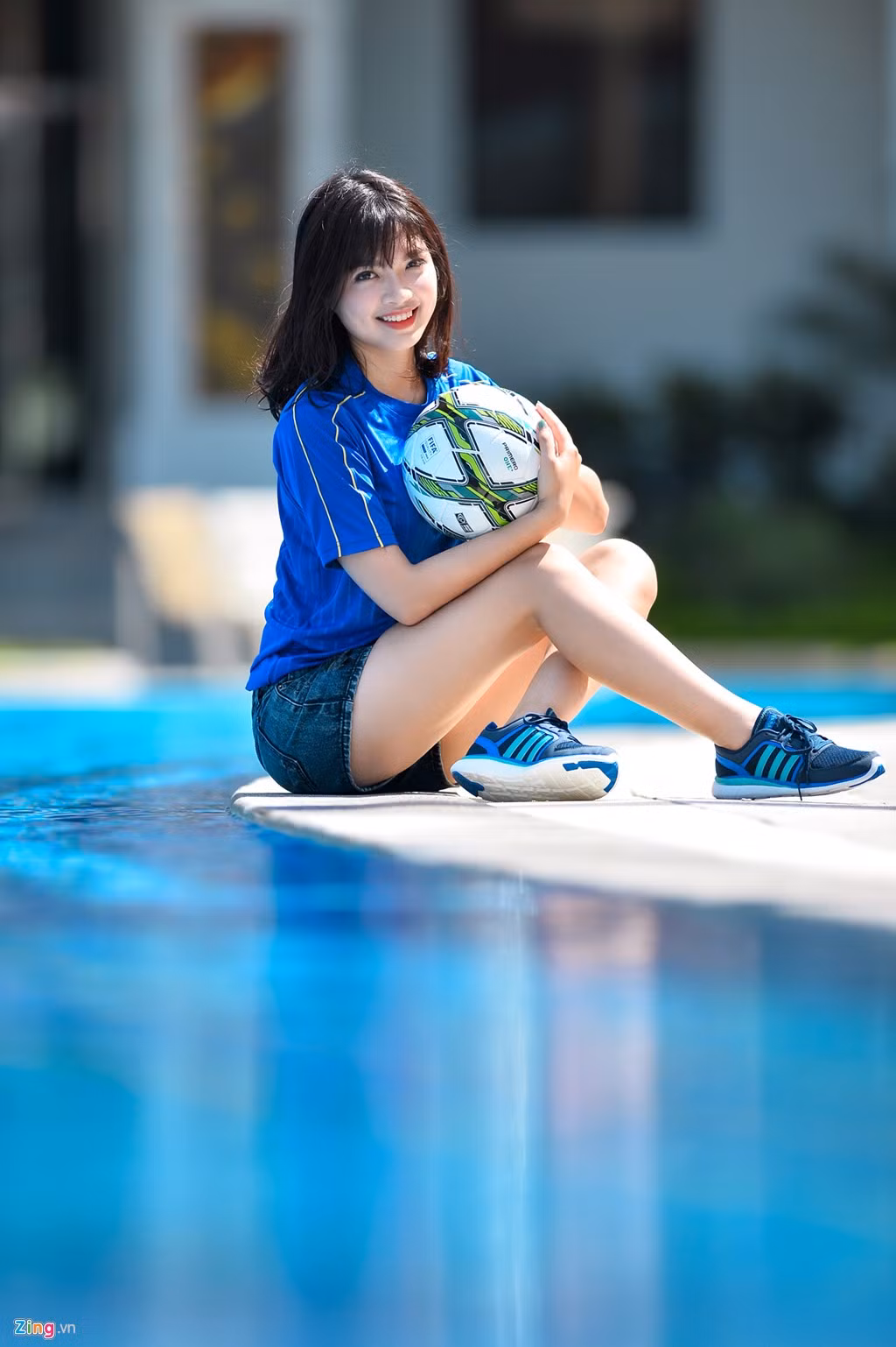 "Bạn trai hồi đó hay đi đá bóng và tụ tập xem bóng đá cùng bạn bè, Thuỳ Dương đi theo cổ vũ cũng tập xem luôn. Từ đó cũng đã biết và bắt đầu thích các cầu thủ đội tuyển Italy, có rất nhiều các anh chàng đẹp trai mà còn đá hay nữa...", Thuỳ Dương thích thú chia sẻ.