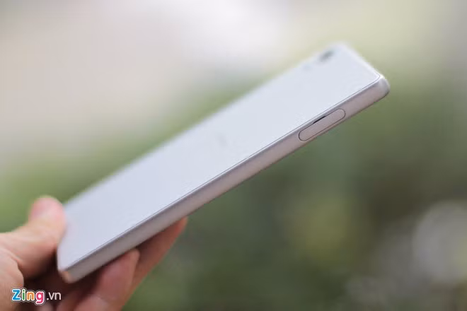 Khe cắm SIM và thẻ nhớ nằm bên cạnh trái. Sony Xperia X hỗ trợ 2 SIM, kết nối 4G. Khe cắm thẻ nhớ mở rộng tối đa 200 GB.