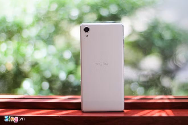 Sony Xperia X sử dụng khung kim loại nguyên khối, mặt lưng hơi nhám và ít bám bẩn, cụm camera không bị lồi lên quá cao so với thân máy. Tại Việt Nam, máy sẽ có đầy đủ 4 màu gồm: Trắng, đen, vàng chanh và vàng hồng.