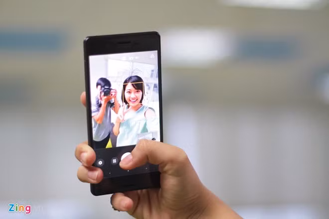 Máy ảnh trước của Xperia X có độ phân giải lên đến 13 MP. Ảnh selfie sáng và sắc nét.