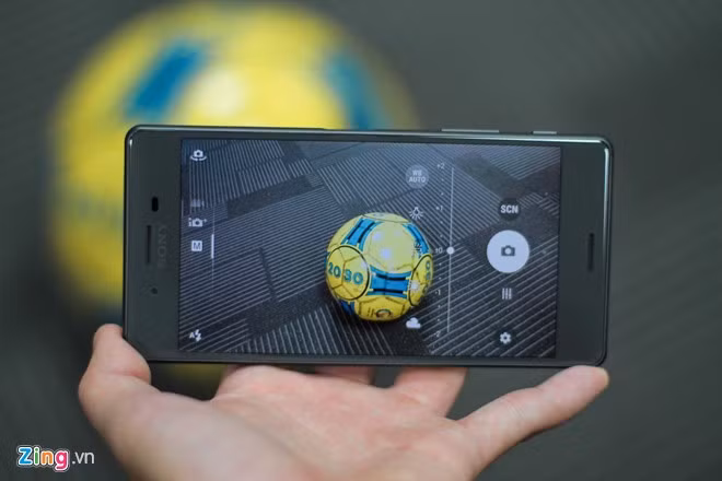 Sony Xperia X cũng cho phép mở nhanh máy ảnh bằng cách ấn giữ vào phím chụp hình ở cạnh bên. Chế độ lấy nét lai dự đoán cho khả năng bắt nét nhanh và chính xác với cả những chủ thể chuyển động nhanh. Người dùng chỉ cần lấy nét trước vào chủ thể và máy sẽ tự động bắt nét theo.