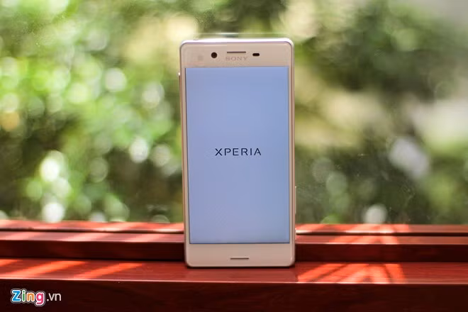 Xperia X và XA là 2 model đầu tiên Sony đem về Việt Nam. Xperia X cao cấp hơn và được niêm yết với giá 13,9 triệu đồng.Máy được trang bị màn hình 5 inch, độ phân giải Full HD, dùng chip Qualcomm Snapdragon 650, RAM 3 GB, bộ nhớ trong 64 GB, pin 2.620 mAh.