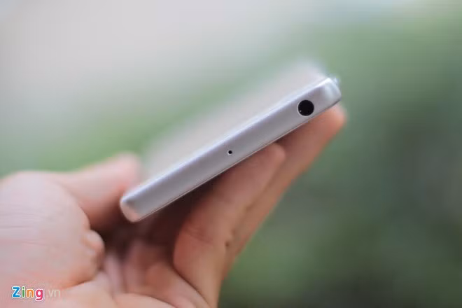 Điểm thú vị trên thiết kế của Sony Xperia X là máy sử dụng đồng nhất 1 màu, từ thân máy, đến các chi tiết nhỏ. Nó tạo cảm giác liền mạch và tinh tế.